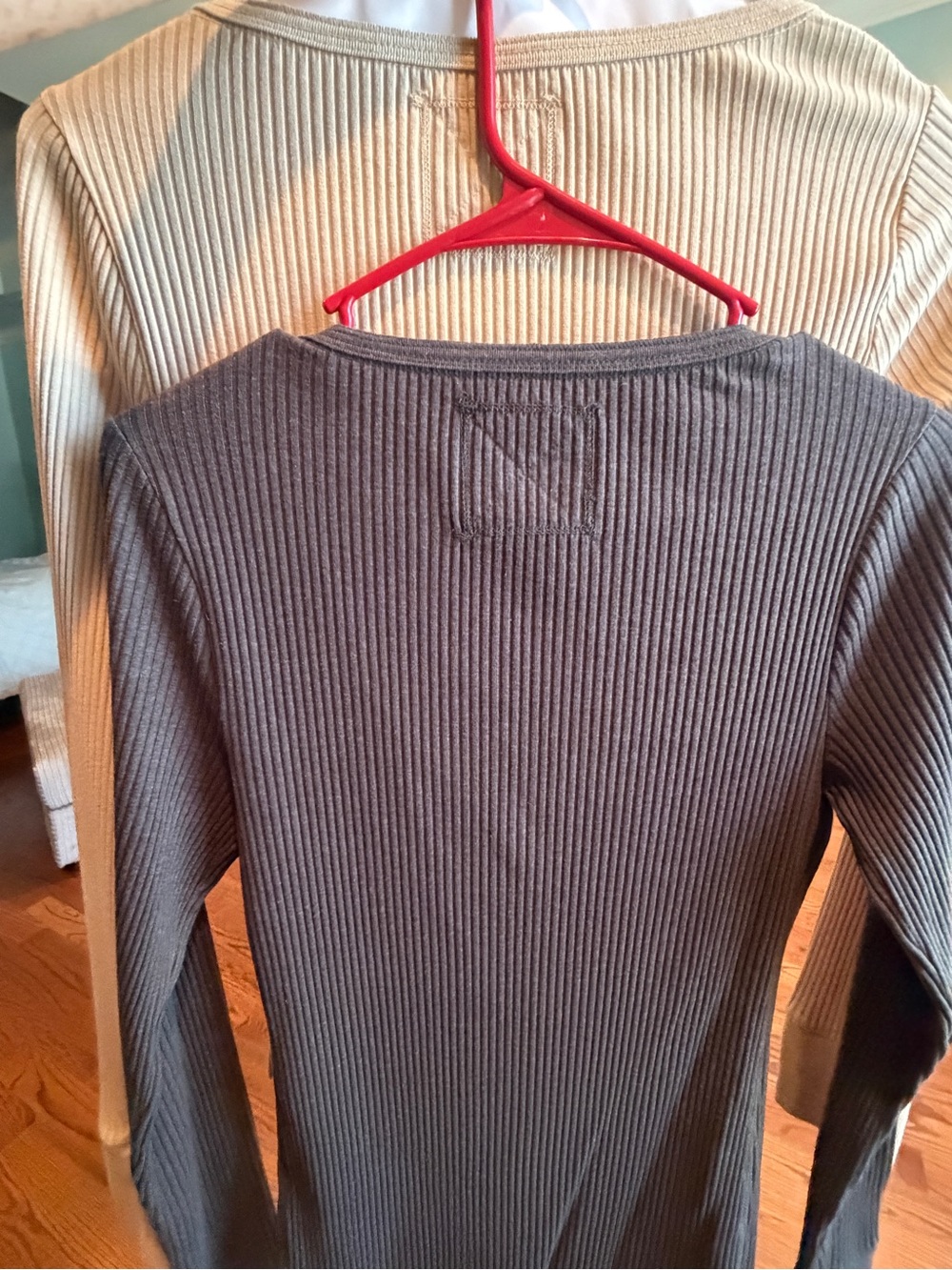 Like new Aerie Ribbed Button-Front V-Neck L/S tops- Cream and Charcoal Lg - Picture 5 of 5